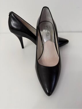MICHAEL Michael Kors Black Pointed-Toe Leather Pumps Size 7